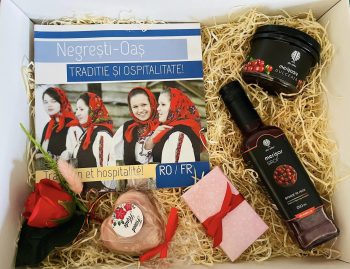 La boite école contient un sirop, une confiture, un savon artisanal, une jolie fleur en savon et une petite surprise personnalisée pour surprendre encore plus l'enseignant.