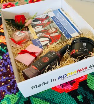 La boite école contient un sirop, une confiture, un savon artisanal, une jolie fleur en savon et une petite surprise personnalisée pour surprendre encore plus l'enseignant.